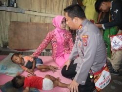 Kapolres Nagekeo dan Ketua Bhayangkari Nagekeo Berikan Bantuan Paket Sosial Gizi Pada Anak Stunting
