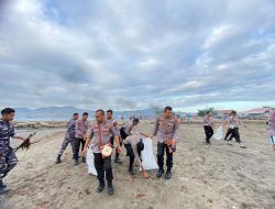 Sambut HUT Bhayangkara ke-77, Polres Nagekeo Laksanakan Bakti Sosial Bersih Sampah di Pesisir Pantai Nangadhero