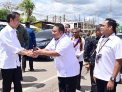 Kunjungi Pasar Danga, Presiden Jokowi Cek Harga Hingga Beli Mangga dan Tempe