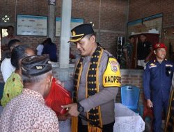 Tinjau Lokasi Terkena Bencana Abrasi, Kapolres Nagekeo Berikan Bantuan Kepada Warga yang Terkena Dampak