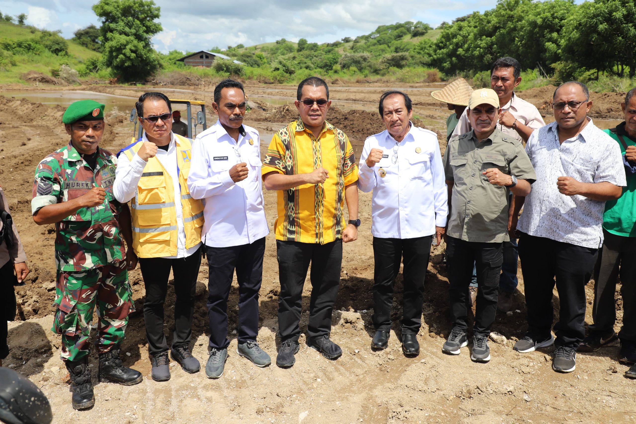 Gubernur NTT, Emanuel Melkiades Laka Lena, dan Wakil Ketua Komisi IV DPR RI, Ahmad Yohan, saat berkunjung ke Waduk Lambo/Mbay (Foto: Doc. FloresFiles.com)
