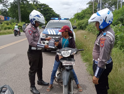 Satlantas Polres Nagekeo Bagi Brosur ke Pengguna Jalan, Ini Isinya!