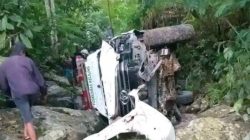 Laka Lantas 𝘖𝘶𝘵 𝘰𝘧 𝘊𝘰𝘯𝘵𝘳𝘰𝘭 , Mobil Puskesmas Membawa Pasien di Matim Masuk Jurang