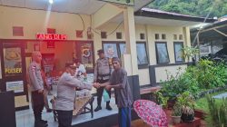 Jelang Berbuka Puasa, Kapolsek Mauponggo Bersama Anggota Bagikan Takjil Gratis