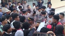 Aksi GMNI Sikka di Depan Mapolres Berujung Ricuh