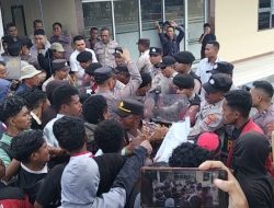 Aksi GMNI Sikka di Depan Mapolres Berujung Ricuh