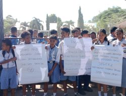 Guru dan Siswa SMPN Nuba Arat Sikka Gelar Aksi Demo Tuntut Kepala Sekolah Diganti 