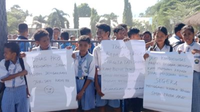 Guru dan Siswa SMPN Nuba Arat Sikka Gelar Aksi Demo Tuntut Kepala Sekolah Diganti 